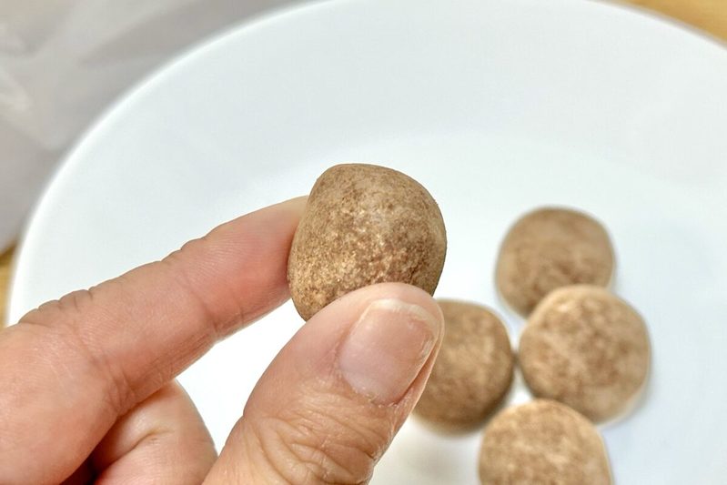 【爆売れチョコ⁉︎】明治「琥珀ガナッシュ」をレポ! あの大人気グミの製法が活かされていた…