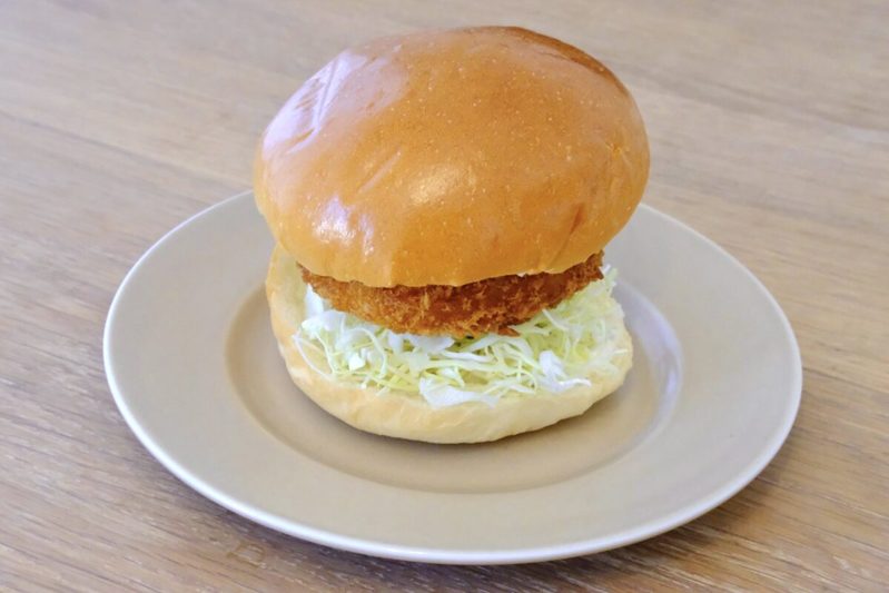 ファミチキバンズで作る「グラタンコロッケバーガー」が濃厚トロうまでたまらない