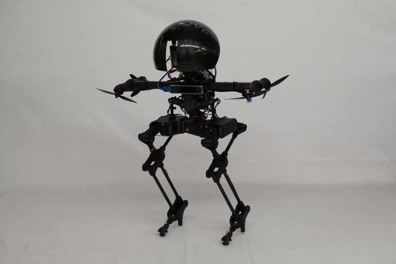 驚異的なバランス感覚を持つ「飛行可能な二足歩行ロボット」が開発される