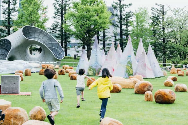 ゴールドウインが野外で子どもと遊べるイベントを東京ミッドタウンの芝生広場で開催