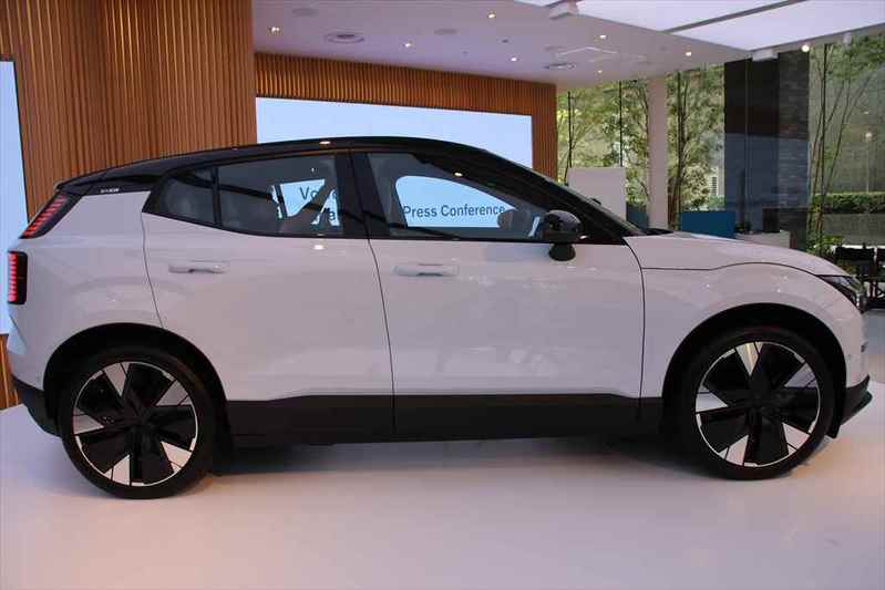 斬新なスタイルながらボルボらしさも散りばめられたデザインが魅力的! BEVのコンパクトSUV「ボルボEX30」発表