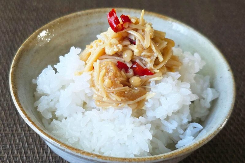 レンチンで爆ウマ! えのきで作る「ピリ辛おかず」でご飯何杯もいけちゃう
