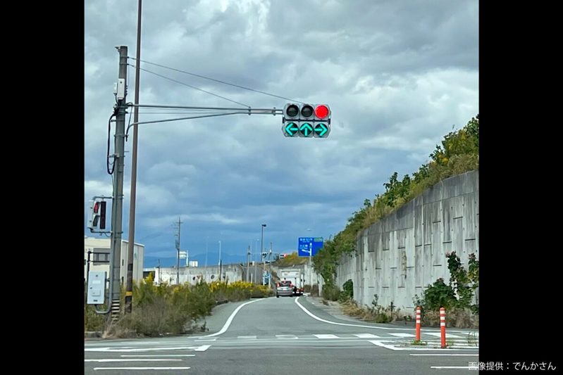 日本一矛盾した信号機、どう運転すれば良いのか…　県警の明かす「誕生秘話」に思わず納得