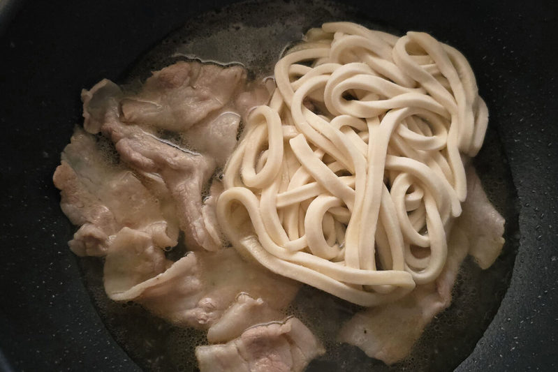 豚バラとネギたっぷりの「超絶品ネギ塩豚バラうどん」　肌寒い季節に食べたい最強アレンジ