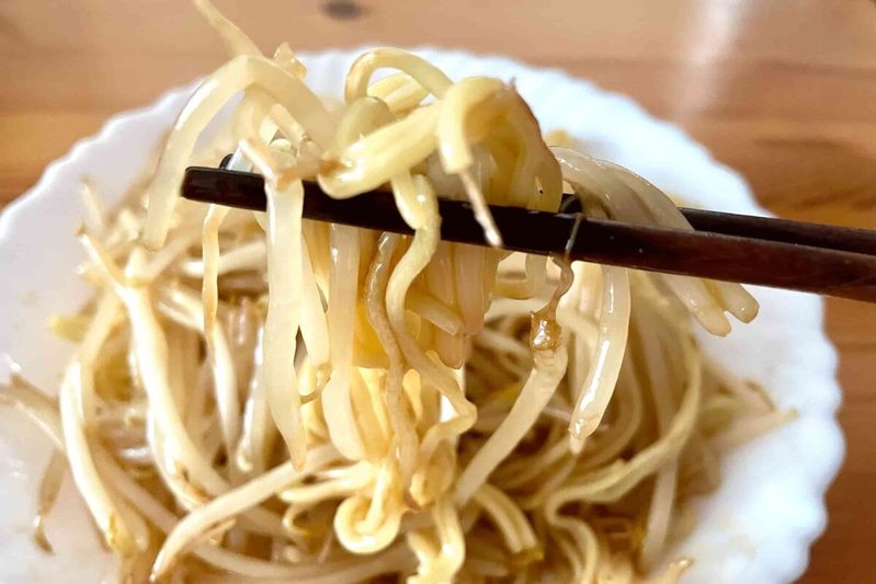 【もやしと麺の最強コスパ飯】材料費60円の「極うまもやしそば」がめっちゃ助かる…