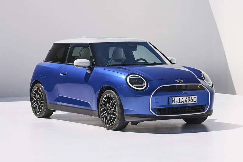 MINI COOPER 10年ぶりのフルモデルチェンジ。EVもラインアップに追加されライフスタイルのトレンド「シンプリシティ」でデザイン