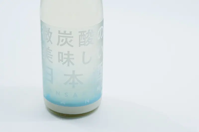 日本酒メーカーが紹介した「ラベルを簡単に剥がす方法」に反響　収集家からの質問に応えるべく動画で解説