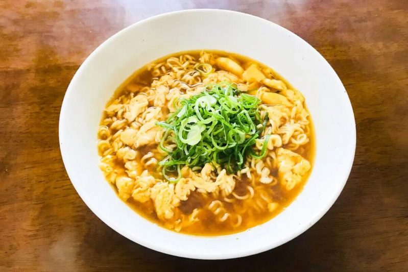 ギャル曽根がやっている「袋麺の作り方」が話題に　約4割が実践していた…