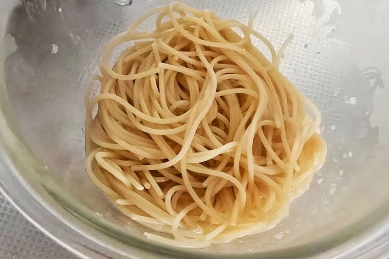 【材料費たった50円】コスパ最強の「パスタ」が激ウマ　包丁もまな板も必要なし