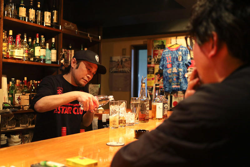 Rockをこよなく愛するマスターとのひと時が最高！『シラサキbar』