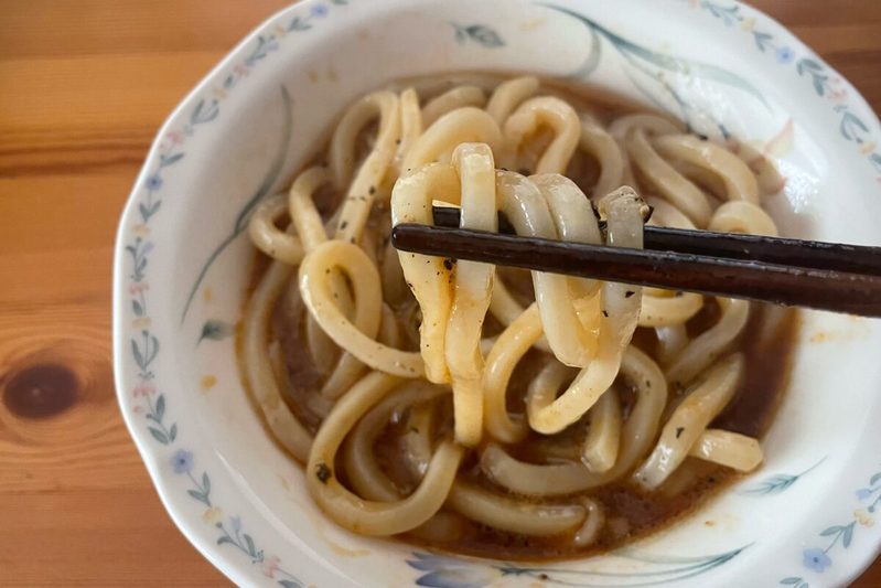 まるみキッチンの「スタミナまぜうどん」はパンチの効いた味でハマる　簡単調理なのに美味しくて最高