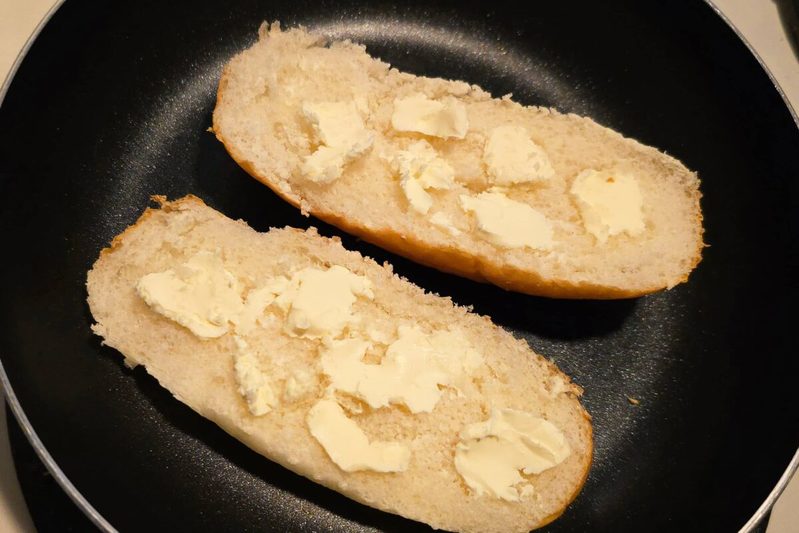 フライパンで焼くだけの「濃厚チーズパン」が罪深すぎ 悪魔的な甘じょっぱさに沼る