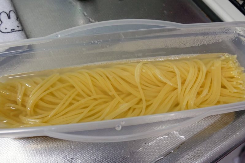 「電子レンジで茹でるパスタ」は本当に便利でおいしいのか　ダイソーの調理器を使ってみた