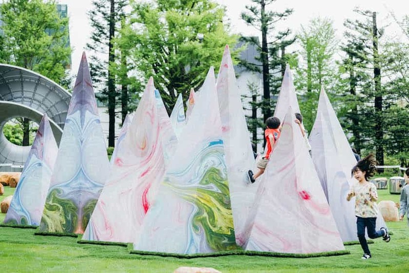 ゴールドウインが野外で子どもと遊べるイベントを東京ミッドタウンの芝生広場で開催