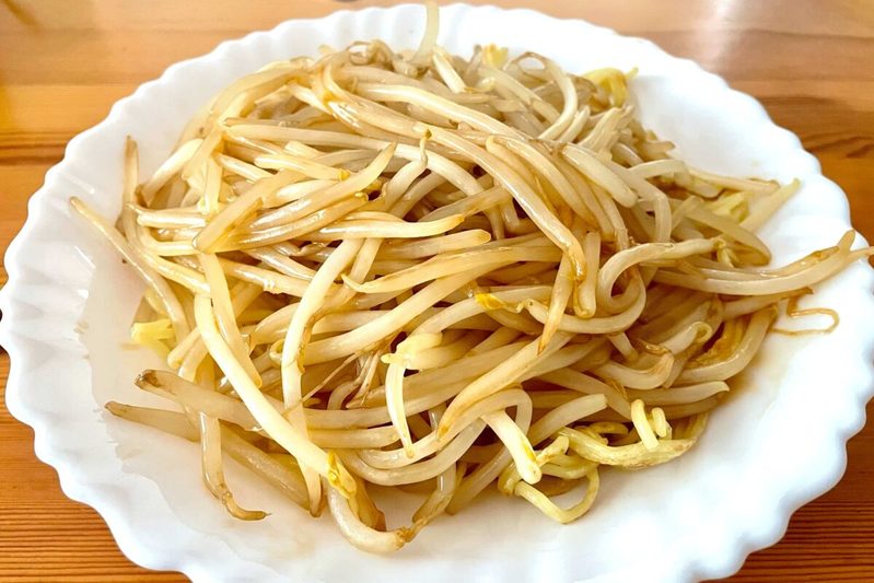 【もやしと麺の最強コスパ飯】材料費60円の「極うまもやしそば」がめっちゃ助かる…