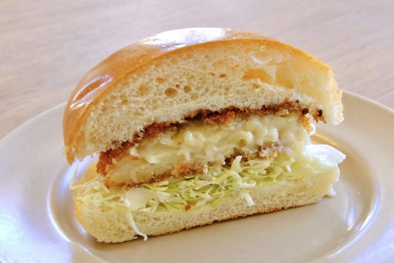 ファミチキバンズで作る「グラタンコロッケバーガー」が濃厚トロうまでたまらない