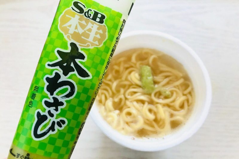 ダイソー限定、「青いブタメン」がおいしすぎると話題　大人になっても約2割が食べていた