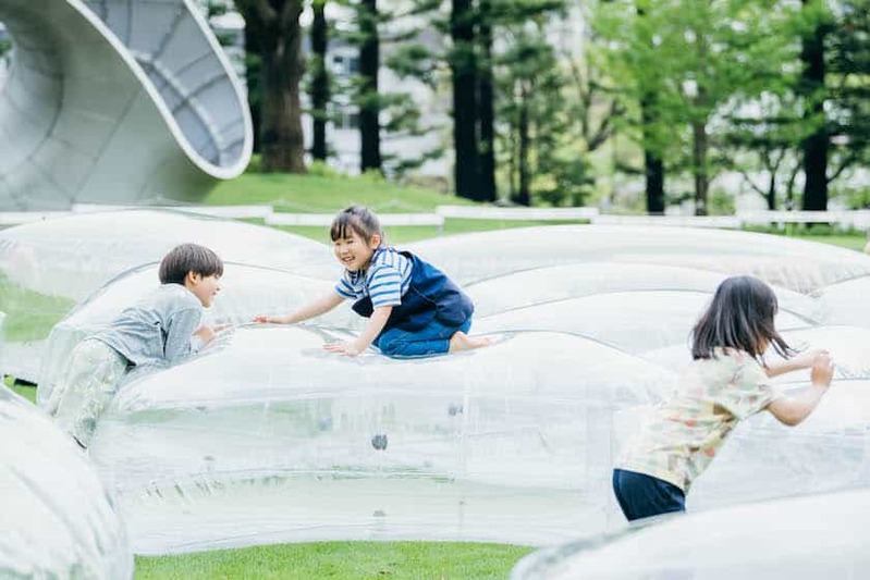 ゴールドウインが野外で子どもと遊べるイベントを東京ミッドタウンの芝生広場で開催