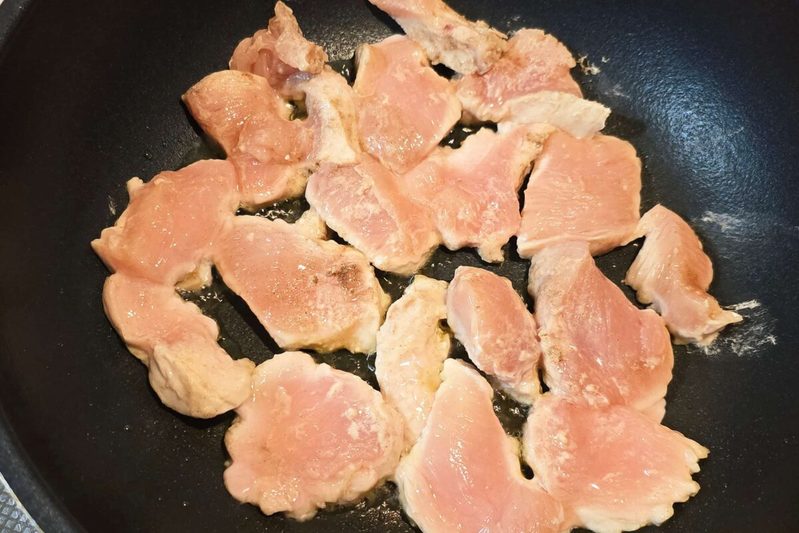 リュウジさんの「鶏むね肉のミルク煮」作ってみたら感動… フランス料理の味わいに
