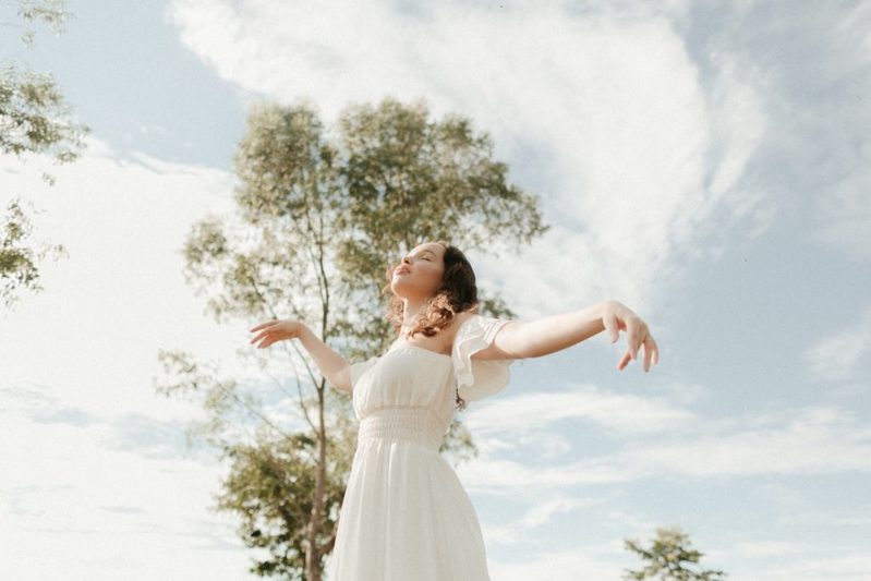 透明感がある女性の特徴は？モテる理由や透明感の出し方を解説！