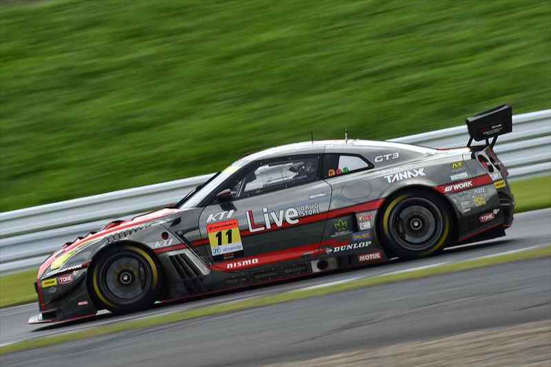 目まぐるしく路面コンディションが変化したレースは「GAINER TANAX GT-R」が大逆転で制す！ スーパーGT第4戦富士ラウンドGT300クラスリポート