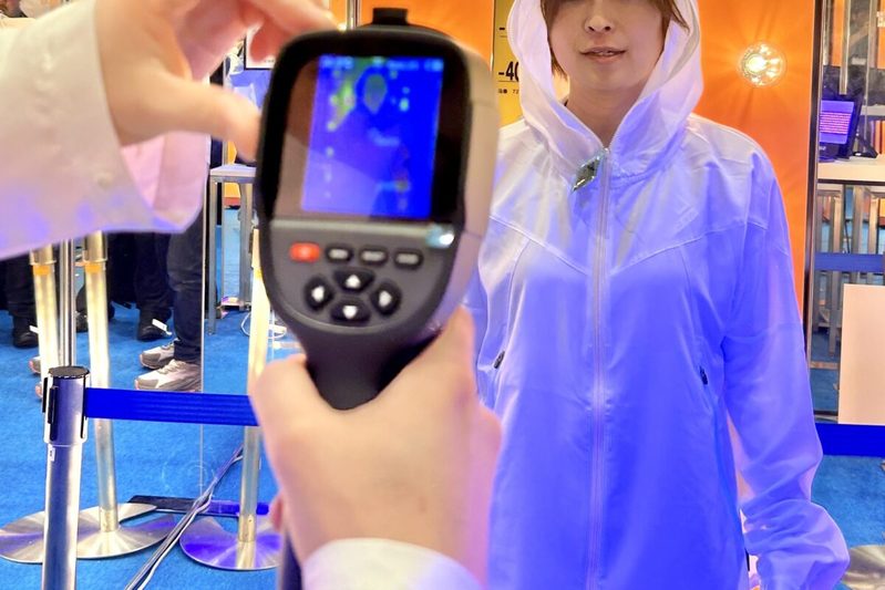 ワークマン話題の夏服「Xshelter」がスゴすぎ “日傘レベルの遮熱”は本物だった…