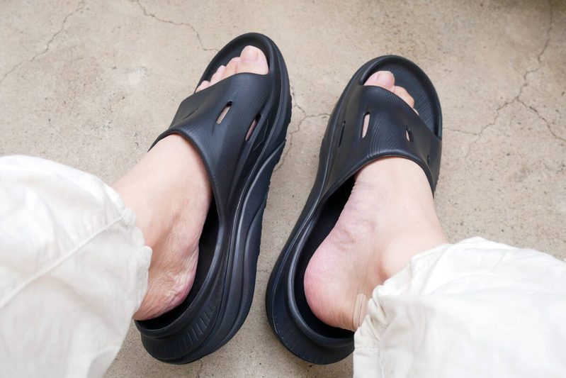今欲しいのは“歩けるサンダル” HOKAの「オラリカバリースライド3」が快適すぎた