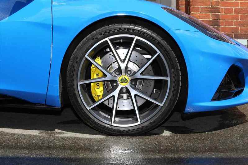 メルセデスAMG製、史上最強の4気筒ターボを搭載したロータス・エミーラに初試乗！
