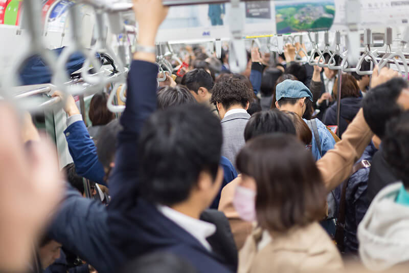 駅と電車内のあるある迷惑行為ランキング、3位「扉付近を塞ぐ」2位「座席の座り方」よりも嫌がられる1位は？