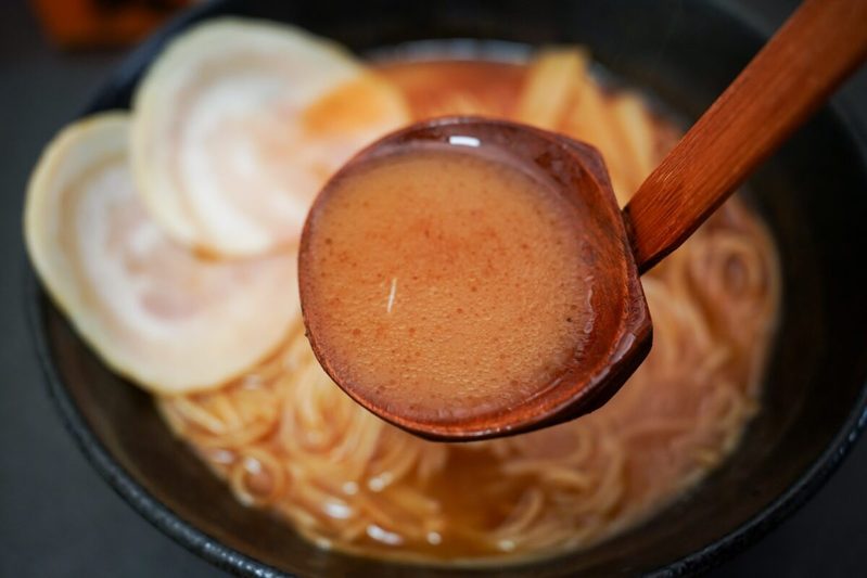 宮川大輔が“熊本ラーメン”の魅力に気づいた一杯　「熊本ラーメン 桂花」を実際に食べてみた