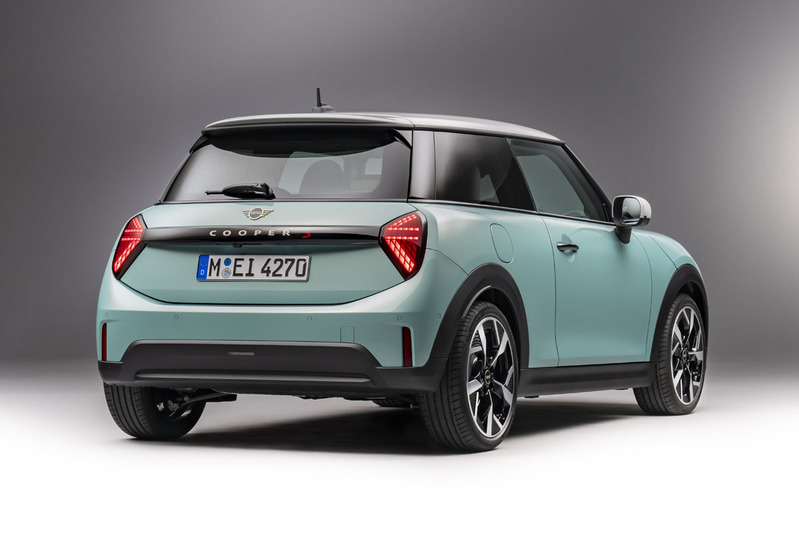 MINI COOPER 10年ぶりのフルモデルチェンジ。EVもラインアップに追加されライフスタイルのトレンド「シンプリシティ」でデザイン