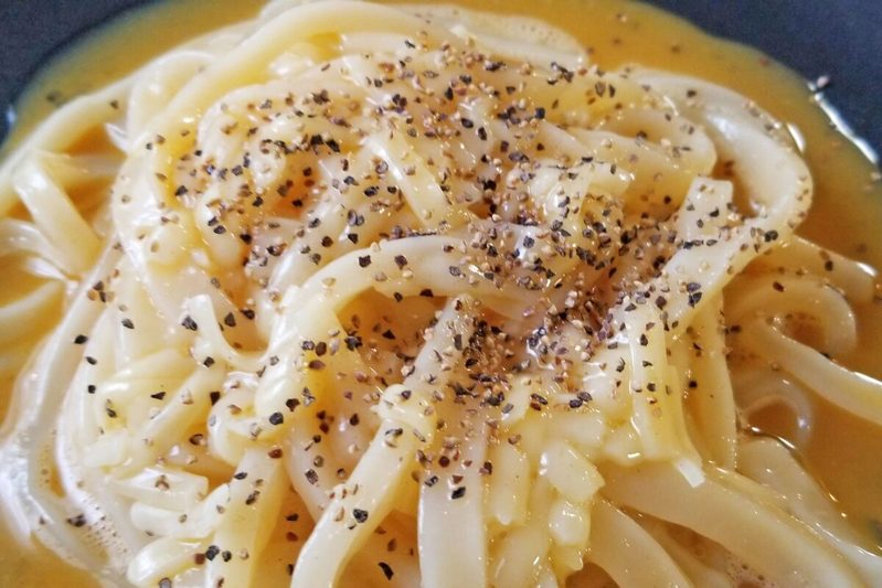 ハマごはんのやる気がなくても作れる「絶品たまごかけチーズうどん」　かつお節の香りがたまらない…