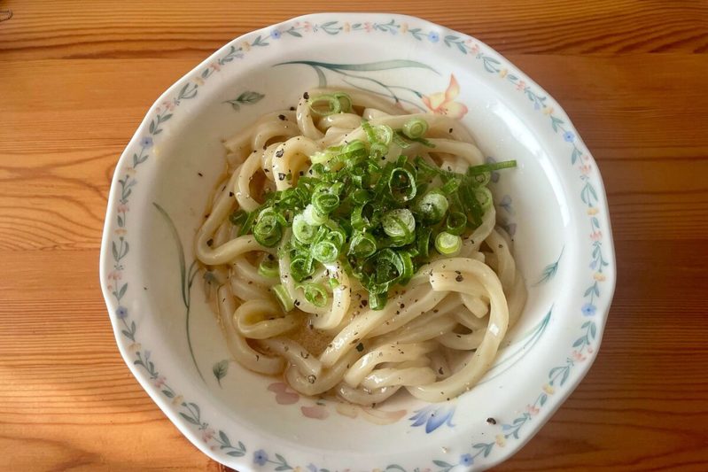 調味料3つだけ「卵かけ鶏がらだしうどん」が鬼ウマ…　話題のまるみキッチンレシピ