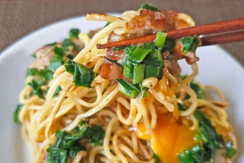 「めっちゃ元気になれそう」 くまの限界食堂の「にら豚焼きそば」が最強のスタミナ飯だった