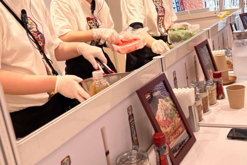 渋谷に突如出現した「顔圧」強すぎぃな謎飲食店　料理食べ終わるとすべての疑問が解決