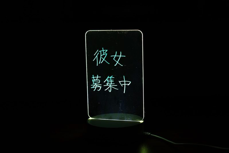 ダイソーで買った220円の“謎アイテム” 部屋暗くすると「感動の光景」が…