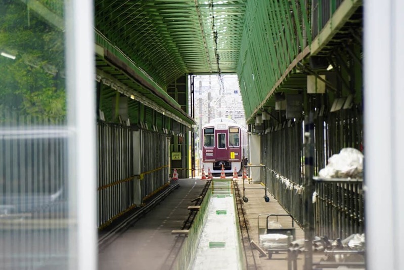 阪急電車の車庫に、いつもと違う黒い色の電車がとまってる【西宮フォト】