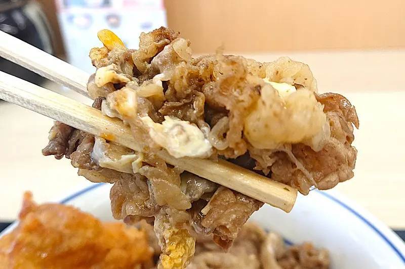 かつやがボリューム満点「牛・豚・鶏のトリプルカツ丼」発売！ヘビー級対決に意識がぶっ飛んだ