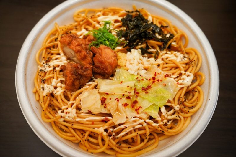 ファミマが“闇落ち”してしまう…？　新作「背徳のコンビニ飯」がジャンクすぎてたまらない