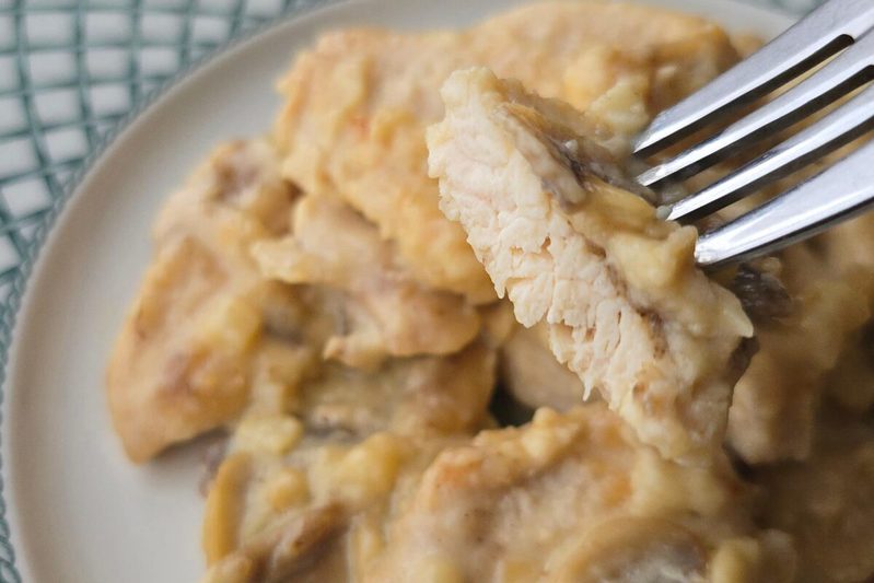 リュウジさんの「鶏むね肉のミルク煮」作ってみたら感動… フランス料理の味わいに