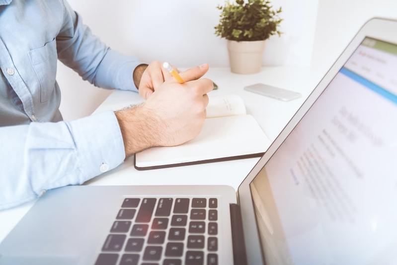 仕事が遅いのはなぜ？仕事が早い人との違いや見習いたい習慣を解説！