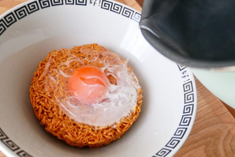 7割が失敗するチキンラーメンの卵乗せ 「公式の作り方」で完璧に固まる