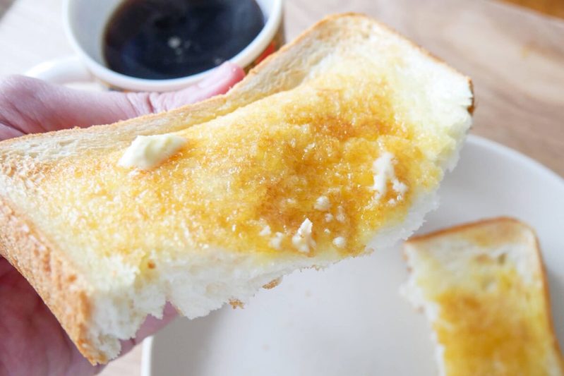 トーストは“こう焼く”のが正解だった サクふわ食感で劇的においしくなる