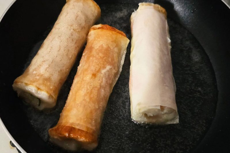 ちくわを春巻きの皮で揚げたら「最強おつまみ」が爆誕 何入れるか考えるのが楽しすぎる