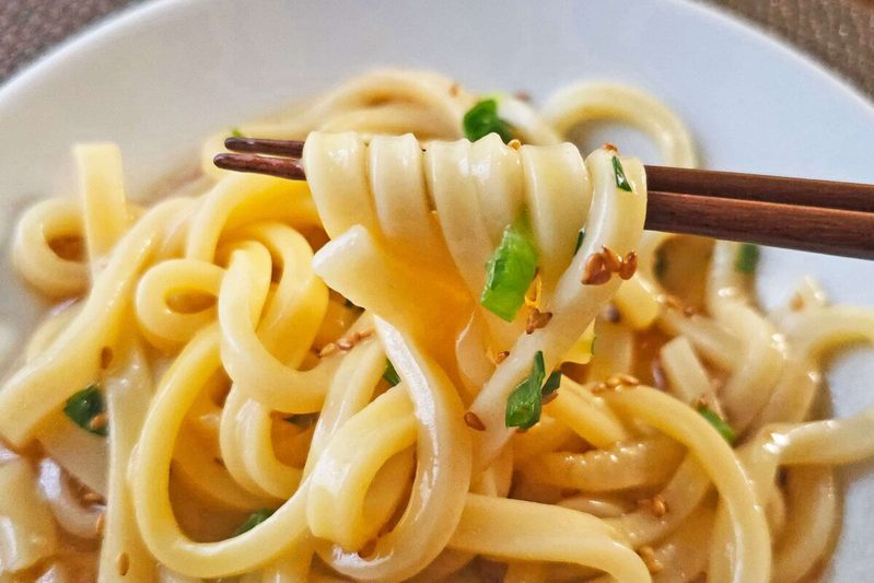 まるみキッチンの“冷製油うどん”が最高 めんつゆに戻れなくなりそう…