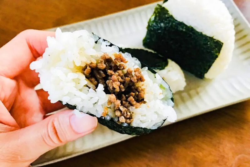 ギャル曽根が考案した「最高のおにぎりの具」 “調味料3つ”でこれは止まんない…