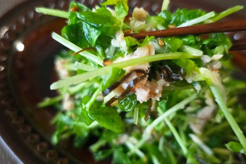 豆苗は茹でずに生のまま食べて 「最強のおつまみサラダ」がやみつきすぎた