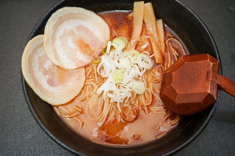 宮川大輔が“熊本ラーメン”の魅力に気づいた一杯　「熊本ラーメン 桂花」を実際に食べてみた