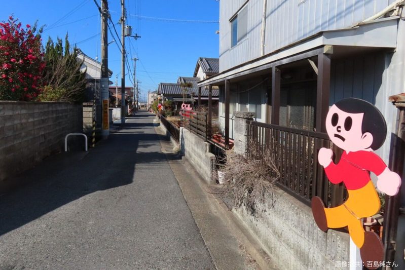 道路に設置された大量の看板、予想外な光景にギョッとした　「こんなことある？」と話題に…