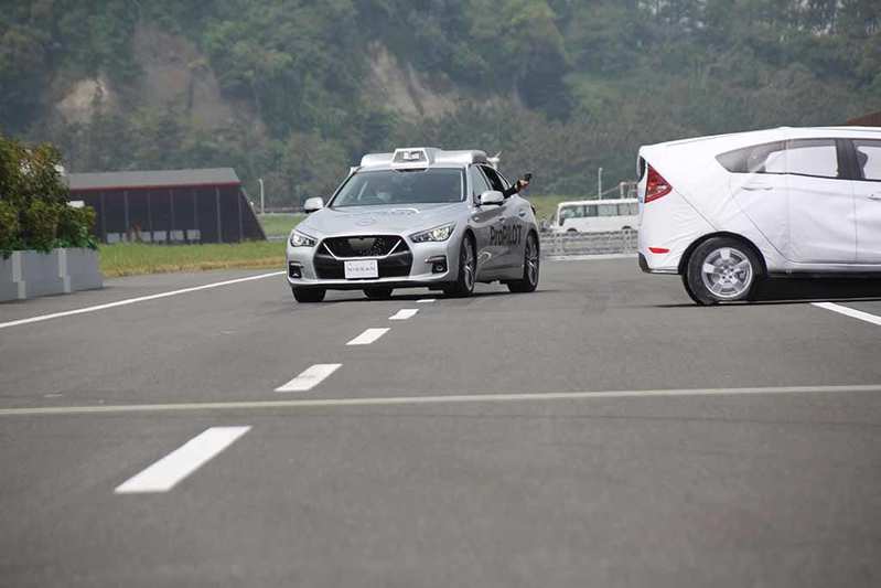 連続する衝突の危険を自動で回避！ 日産自動車が緊急回避性能の飛躍的な向上につながる運転支援技術を発表